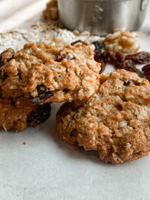 Load image into Gallery viewer, คุกกี้นิวยอร์คสไตล์โอ๊ตมีลวอลนัทลูกเกด Levain Oatmeal Walnut Raisin Cookies